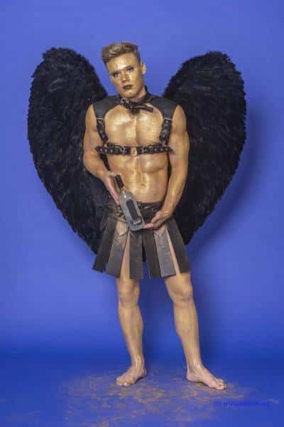 Male Model Marvin als Engel im Gladiatorstyle