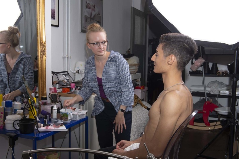 Im Studio: Maskenbildnerin Vero Bente bereitet das Model Berkan Aydin vor. Foto: Barbara Frommann