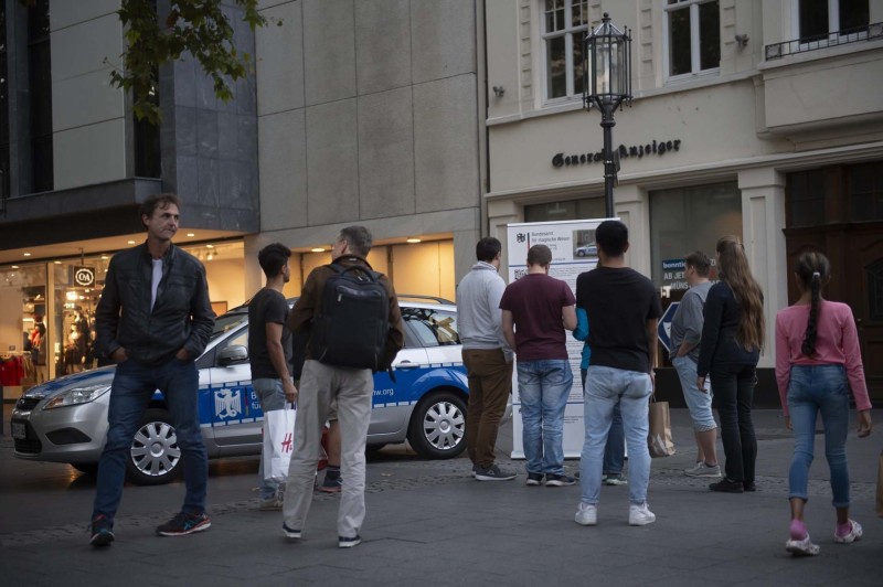 Am Ort des Modelshootings stehen Besucher fassungslos vor dem Dienstwagen des Bundesamtes für magische Wesen Foto: Barbara Frommann