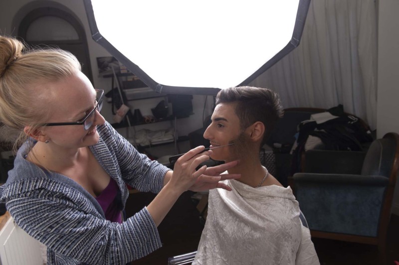 Im Studio: Maskenbildnerin Vero Bente bereitet das Model Berkan Aydin vor. Foto: Barbara Frommann