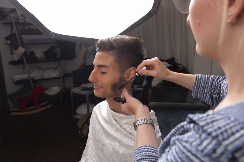 Im Studio: Maskenbildnerin Vero Bente bereitet das Model Berkan Aydin vor. Foto: Barbara Frommann