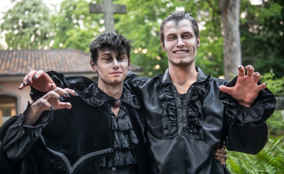 Zwei junge Male Models, die für Fotoshootings im Bereich Fashion zur Verfügung stehen, zum Beispiel für Gothic- und Dark Fashion im Victorian Style.