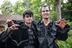 Zwei junge Male Models, die für Fotoshootings im Bereich Fashion zur Verfügung stehen, zum Beispiel für Gothic- und Dark Fashion im Victorian Style.