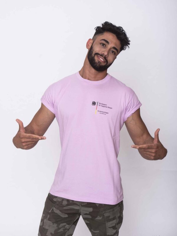 Das BAfmW-Fanshirt 2Sonderbeauftragter" in Pink präsentiert von Male Model Sami (Foto: Barbara Frommann)