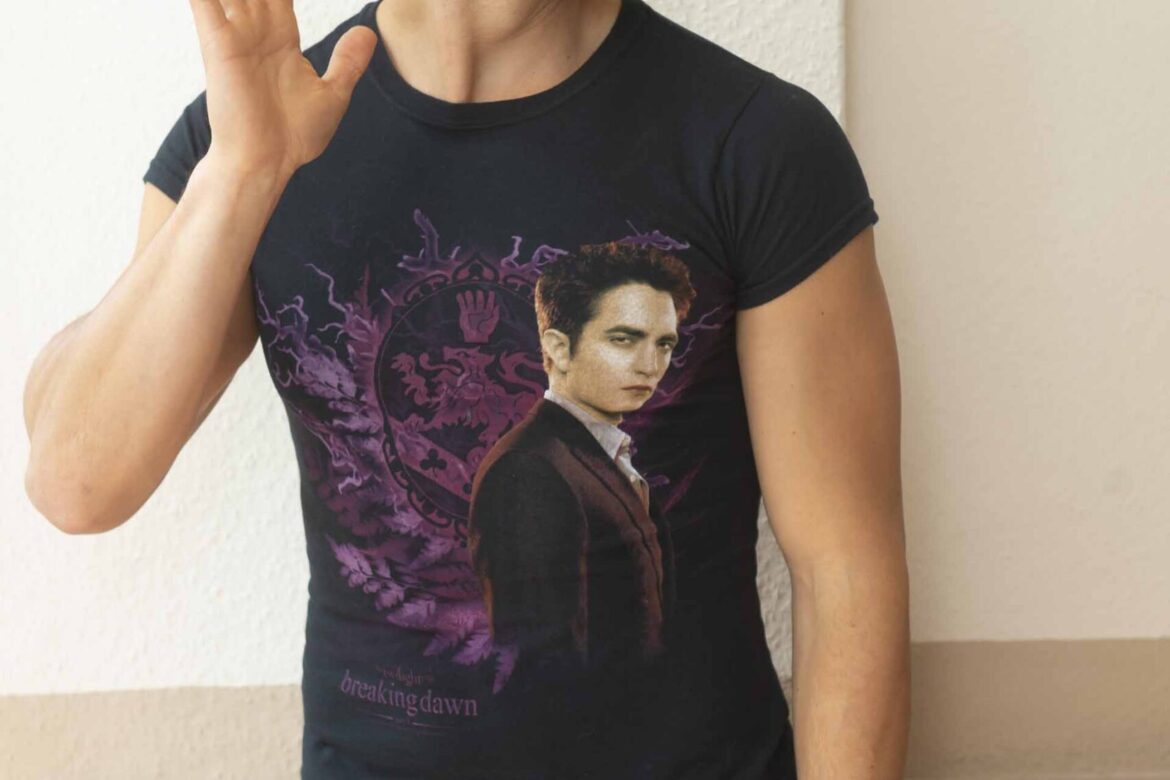 Fast jedes Male Model muss - solange es passt - das Shirt Twilight Fanboy präsentieren. Weil es so superkitschig ist.