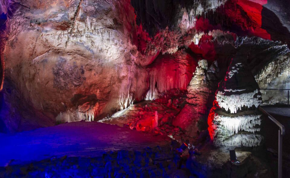 Am 10. Juni 1868 wurde die Höhle von zwei Eisenbahnarbeitern entdeckt. Ihnen soll ein Hammer in einen Felsspalt gefallen sein, der sich bei der Suche nach diesem Werkzeug beziehungsweise beim Absprengen eines Felsstückes als Zugang zu einer Tropfsteinhöhle entpuppte. Für Besucher ausgebaut sind 400 von 902 Metern der Höhle.