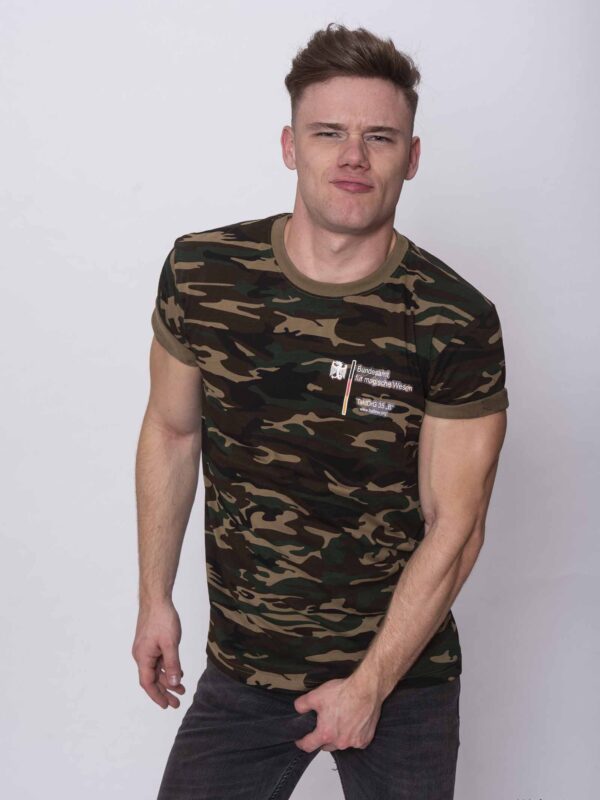 Das Camo-Shirt "Taktisches Drachen Geschwader Bundeslurch" in Wood Camo präsentiert von Male Model Marvin B (Foto: Barbara Frommann)