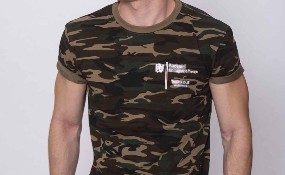 Das Camo-Shirt "Taktisches Drachen Geschwader Bundeslurch" in Wood Camo präsentiert von Male Model Marvin B (Foto: Barbara Frommann)